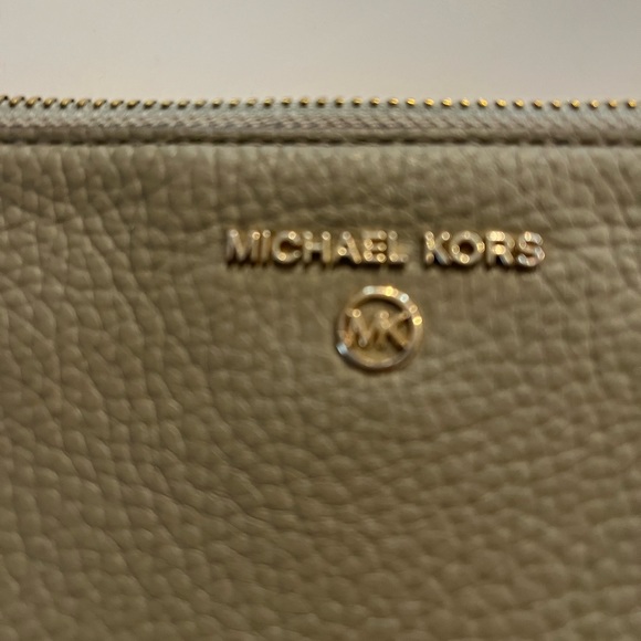 Michael Kors moss green clutch / large wristlet - Picture 4 of 6